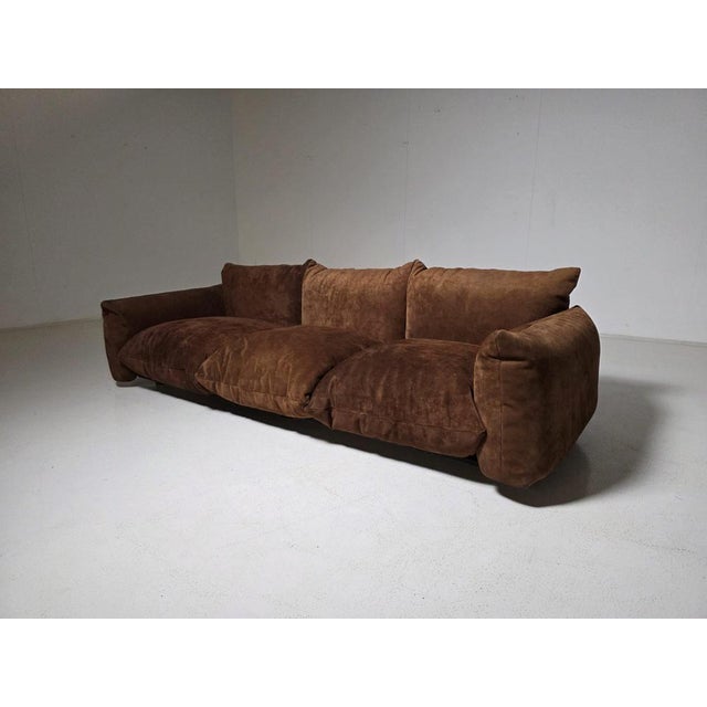 Early edition of the iconic Marenco sofa, designed by Mario Marenco for Arflex in 1970. Celebrated for its generous...