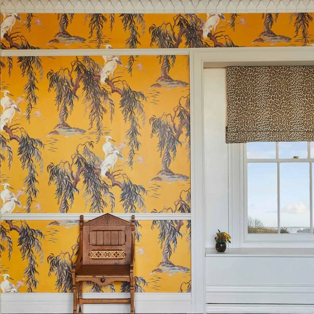 In a rich ochre-yellow hue, the 'Zeus' wallpaper will bring irresistible colour to your interior. Printed with cranes...