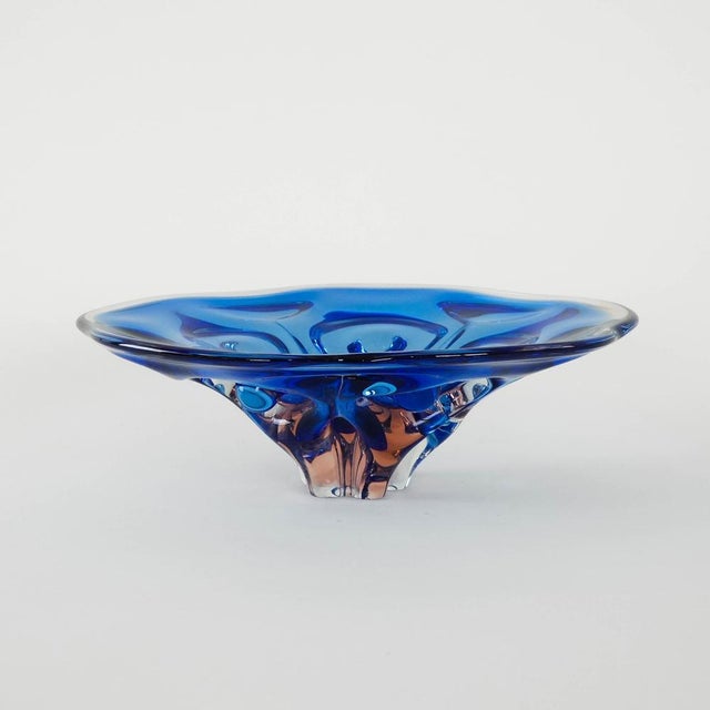 A stunning crystal bowl manufactured in the 1970s in Denmark. An impressive crystal glass bowl in an intense cobalt color,...