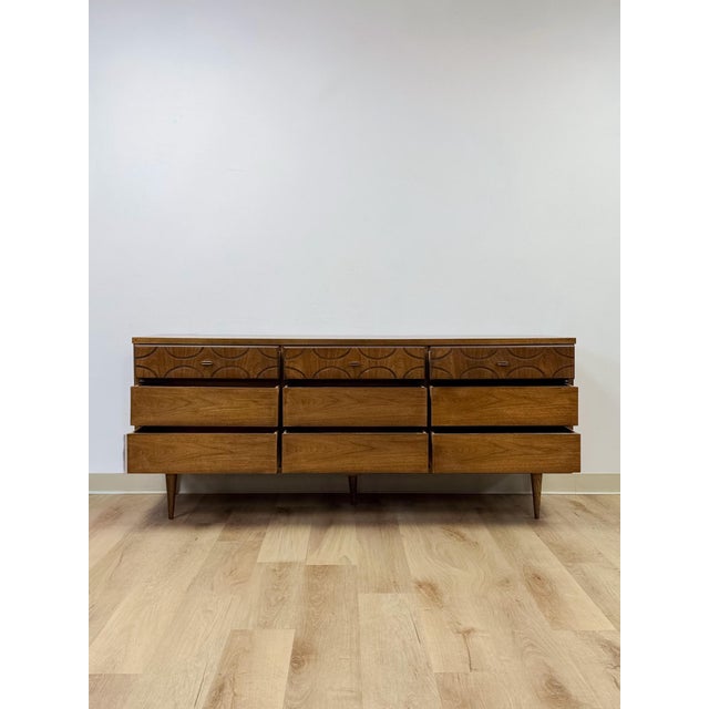 Vintage MCM Bassett Style Nine Drawer Dresser With Wood Inlays Collectable Retro For Sale - Image 11 of 18