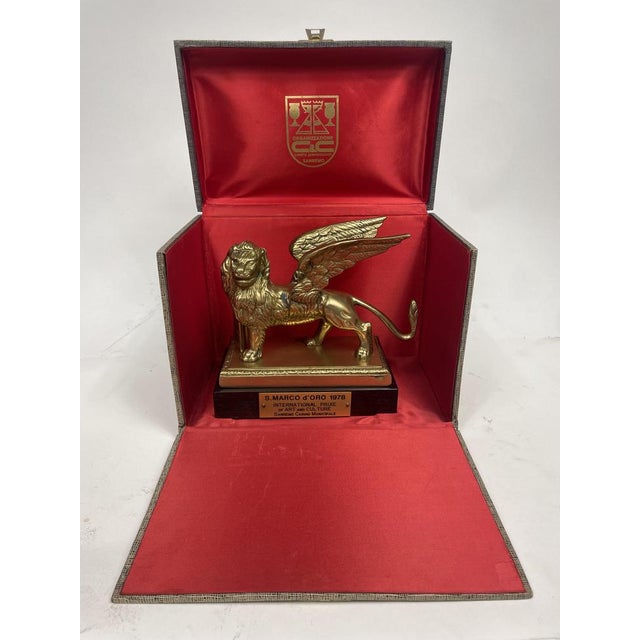 Beautiful full golden bronze statuette with wooden base, depicting the golden lion of Venice; International Award of Art...