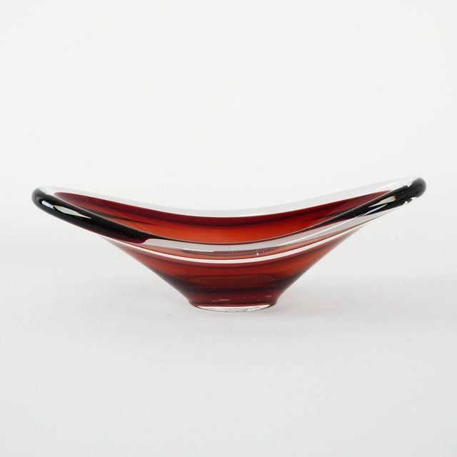 Murano artistic platter manufactured in the 1960s, Italian production. A spectacular ‘sommerso’ bowl made of hand-formed...