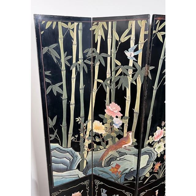 1950s Chinese lacquer screen with bird and bamboo decorations. Chinese work. For Sale - Image 5 of 12
