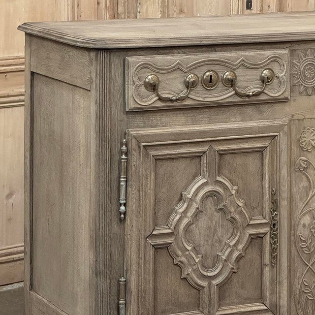 18th Century Country French Louis XIII Buffet in Stripped Oak For Sale - Image 4 of 18