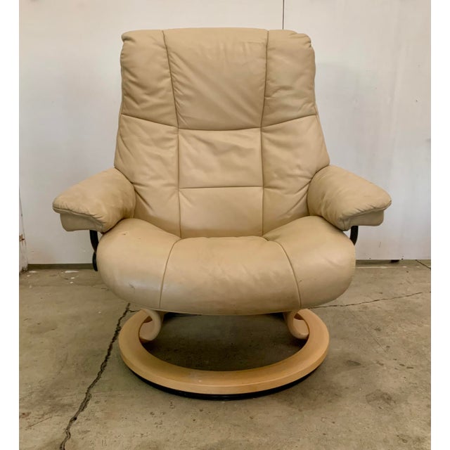 1970s Attributed to Ekornes Stressless Adjustable Sandstone Leather Recliner Ottoman Norway Medium For Sale In New York - Image 6 of 15
