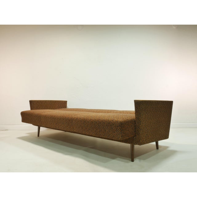 This vintage sofa is an original from the 1960s and impresses with its clean lines in classic mid-century style. The frame...