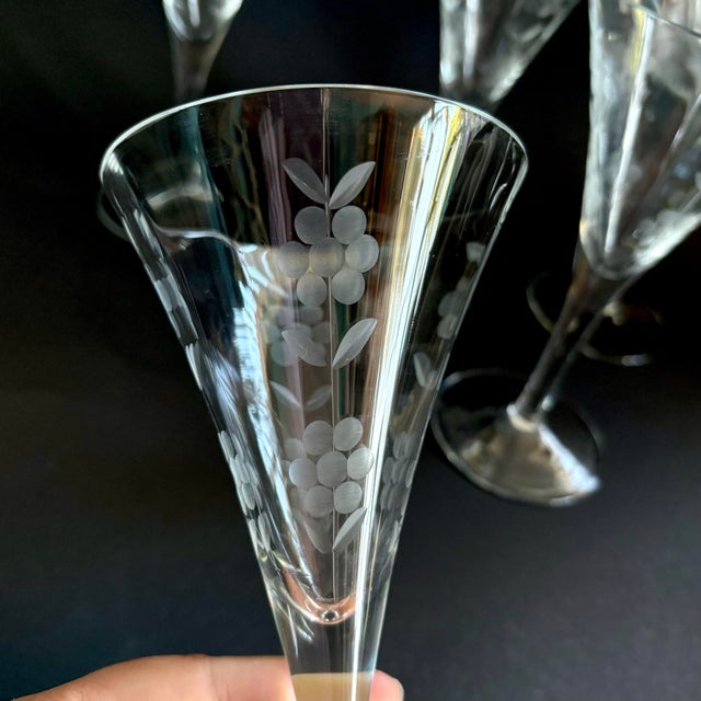 1950s Mid-Century Modern Etched Optic Goblets – Set of 5 | Trumpet Bowl Crystal Stemware 7.5" | Floral Ribbed Vintage Glasses For Sale In Miami - Image 6 of 7