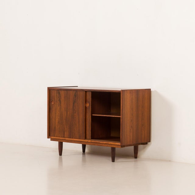 Small Danish Rosewood Sideboard attributed to Hundevad, 1960s For Sale - Image 9 of 18