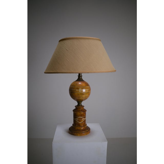 French Neoclassical Trompe-'Œil Painted Ceramic Table Lamp, 1960s For Sale - Image 14 of 14