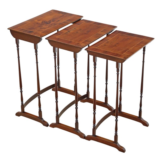 Antique Nesting Tables in Mahogany with Yew Veneer Tops, 1800s, Set of 3 For Sale