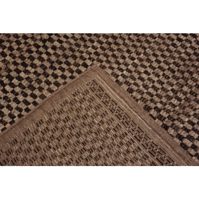 Nazmiyal Collection Large Modern Area Rug For Sale - Image 9 of 9