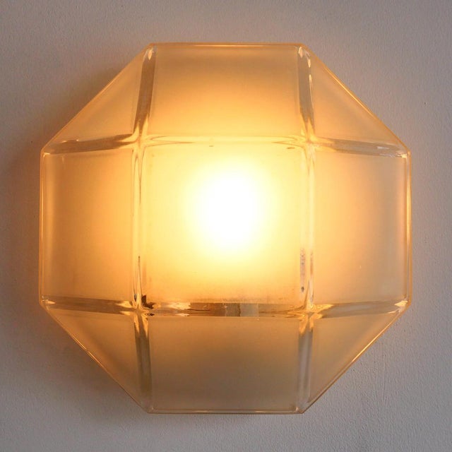 This wall light with an octagonal design is distinguished by its frosted glass, which diffuses a soft and pleasant light....