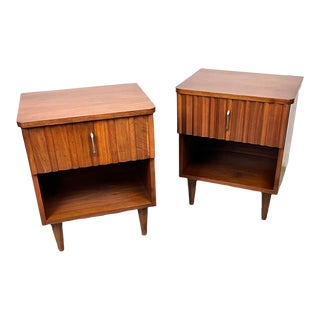 United Furniture Mid Century Modern Vintage Pair of Nightstands, 1960s For Sale
