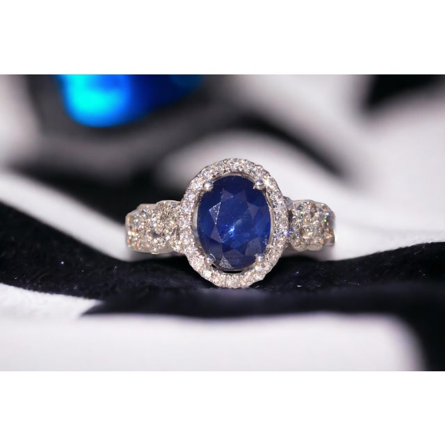 Contemporary The Credenza: Natural Sapphire and Diamond Ring in White Gold For Sale - Image 3 of 11
