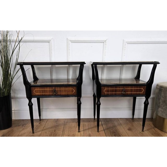 1950s Mid-Century Italian Art Deco Style Bedside Tables in Walnut with Glass Tops, 1950s, Set of 2 For Sale - Image 5 of 10