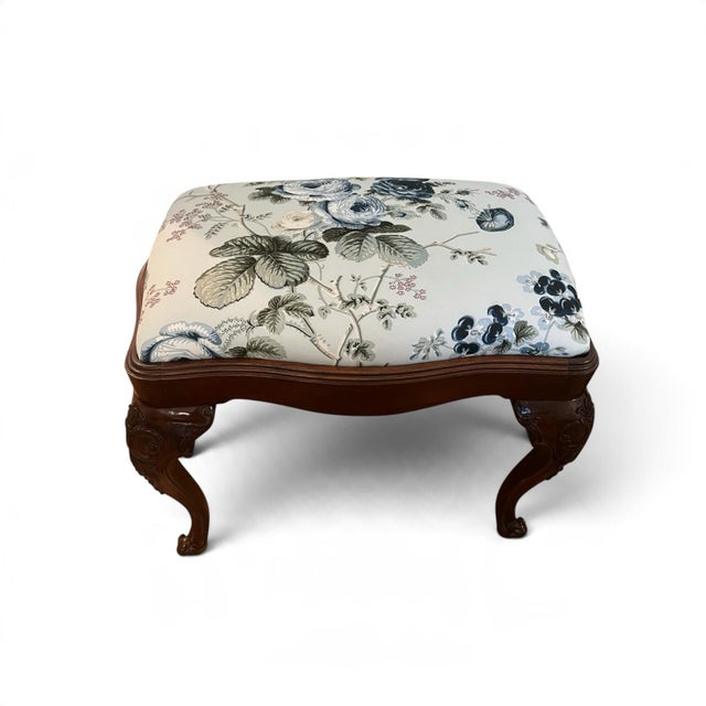 French Pair of Vintage Louis XV Style Carved Wood Stools in Schumacher Salisbury Chintz For Sale - Image 3 of 7