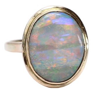 Late 20th Century 14k Yellow Gold Bezel-Set Oval Opal Cabochon Ring - Size 6 For Sale