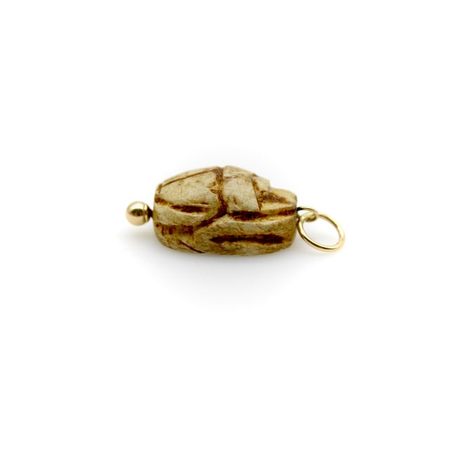 1920s Egyptian Revival Tan Stone Scarab Pendant With 14k Gold Mount For Sale - Image 4 of 9
