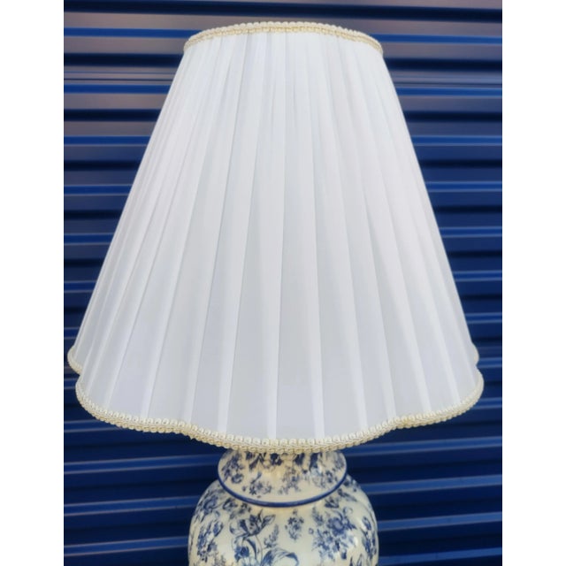 Chinoiserie Vintage Chinoiserie Blue White Floral Ginger Jar Ceramic Table Lamp For Sale - Image 3 of 6