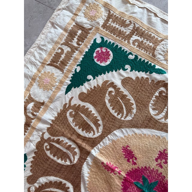 1960s Boho Neutral Tan Suzani From Tashkent For Sale - Image 5 of 7