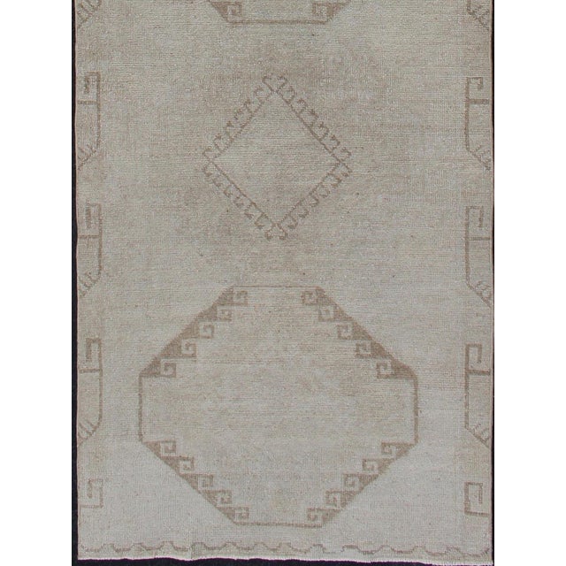 Mid 20th Century Grey and Cream Vintage Turkish Oushak Runner With Geometric Tribal Design For Sale - Image 5 of 12