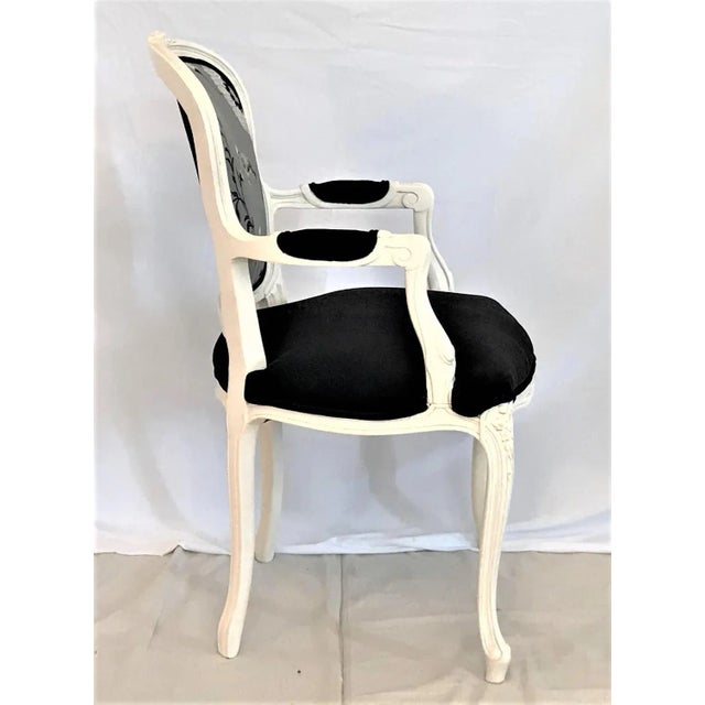 19th Century Embroidered Linen & Velvet Chateau d'Amboise Louise XV Parcel Gilt Fauteuil For Sale - Image 4 of 7