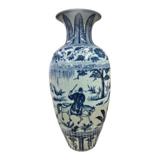 Chinese Early Ming Dynasty Style Warrior Motif Blue & White Porcelaine Vase For Sale