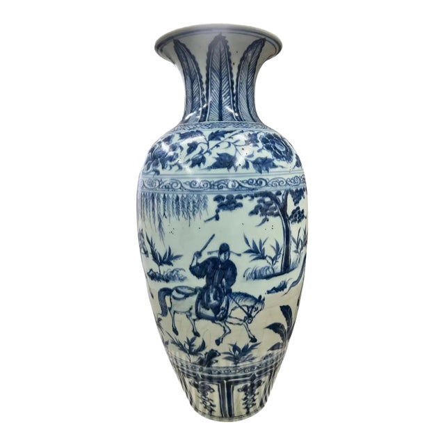 Chinese Early Ming Dynasty Style Warrior Motif Blue & White Porcelaine Vase For Sale