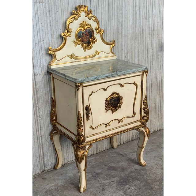 Late 19th Century Pair of White Venetian Nightstands with Marble Top and Crest Handpainted Motifs For Sale - Image 16 of 18