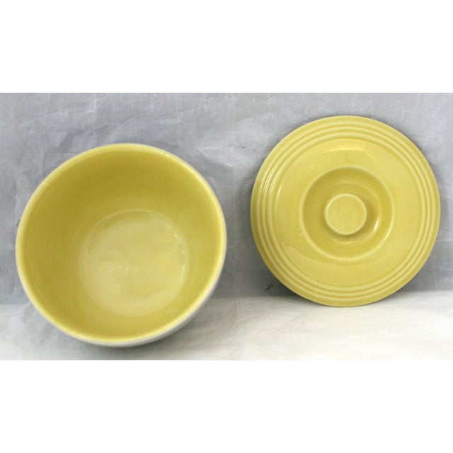 1930s Art Deco Hall Pottery Ceramic Lidded Refrigerator Dish Serving Bowl Gray & Yellow For Sale In West Palm - Image 6 of 11