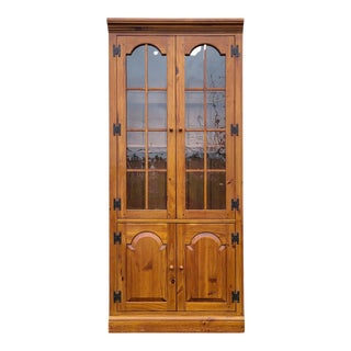 1980s Ethan Allen Country Craftsman Traditional Rustic Pine Bookcase Unit or Etagere (19-9326) For Sale