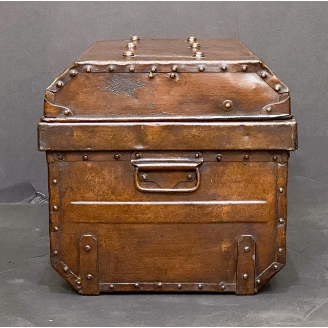 English Toleware Tin Trunk With Faux Wood Finish and Brass Accents For Sale - Image 13 of 15