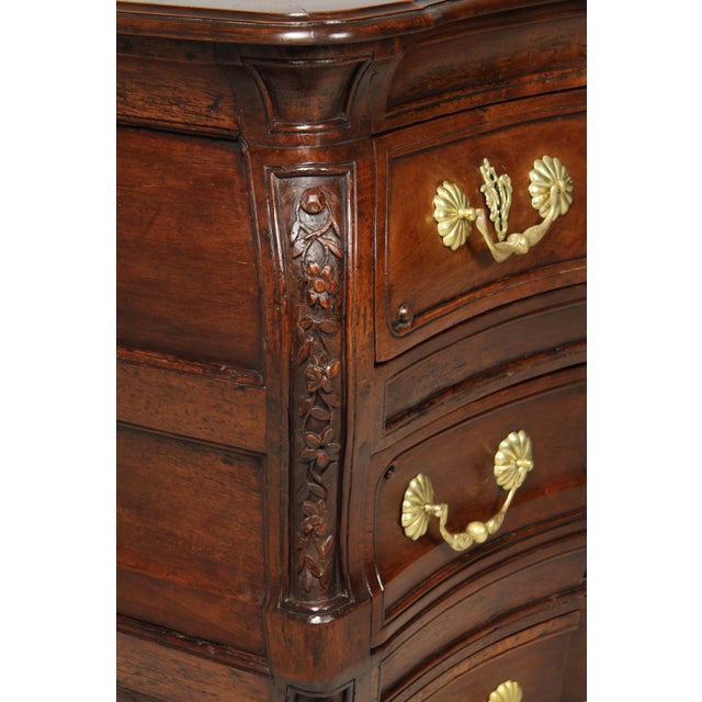 Antique French Commode in Walnut, 1740 For Sale - Image 3 of 18