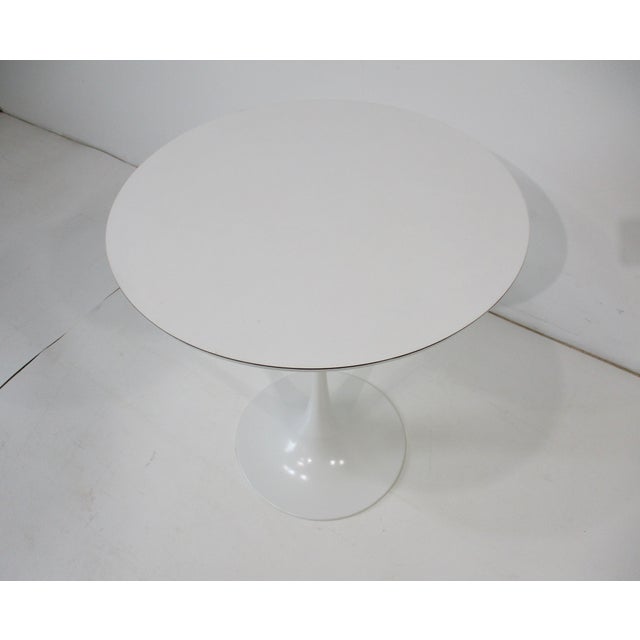 Mid-Century Modern Burke Tulip Side Table in the Style of Saarinen and Knoll (D) For Sale - Image 3 of 9