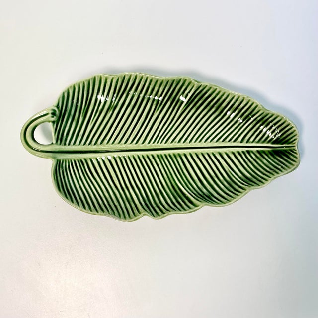 1990s 1990s Vintage Boho Chic Portuguese Bordallo Pinheiro Trompe L’Oeil Banana Leaf Serving Dish For Sale - Image 5 of 16