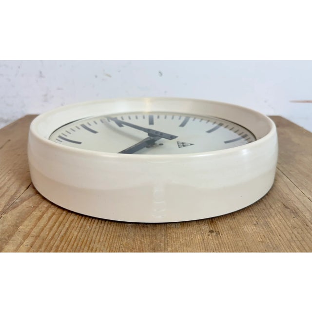 Industrial Beige Bakelite Factory Wall Clock from Pragotron, 1960s For Sale - Image 13 of 17