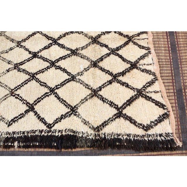Off-white Vintage Moroccan Beni Ouarain Rug, Hand-Woven Wool, 1940 For Sale - Image 8 of 11