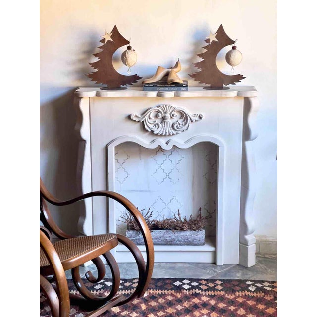 A decorative piece of great atmosphere, combining the material strength of metal with the delicacy of textile memory. This...