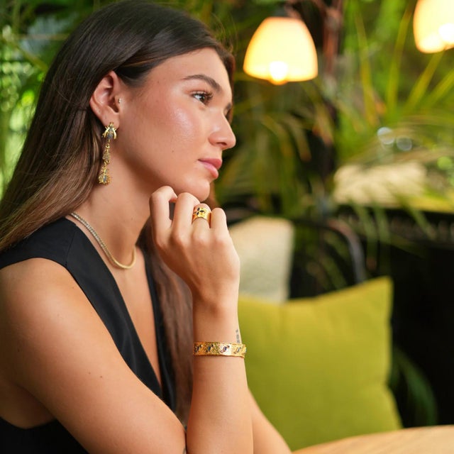 Floral Sapphire Stone Gold Band Design Statement Ring, Size 4 For Sale In Miami - Image 6 of 7