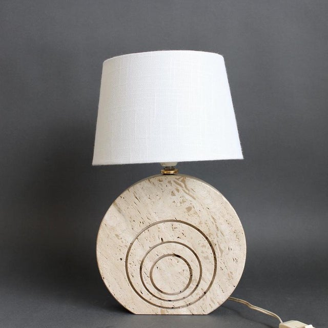 A beautifully sculptural vintage table lamp in solid travertine, likely dating from the 1980s. Discovered in the south of...