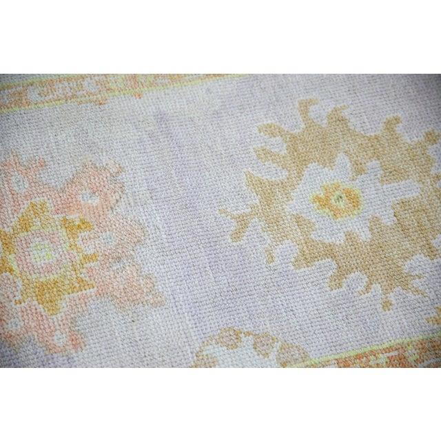 This modern Turkish Oushak rug is a stunning piece of art that has been handwoven using traditional techniques by skilled...