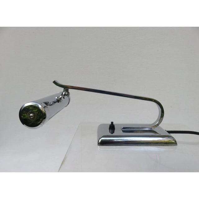 A puristic piano lamp from the Art Deco era. The lamp is equipped with an E14 socket. The screen can be tilted and can be...