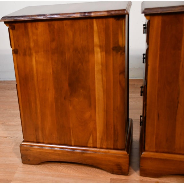 1930s Pair of English Cedar Wood Nightstands Bedside Tables For Sale - Image 17 of 18
