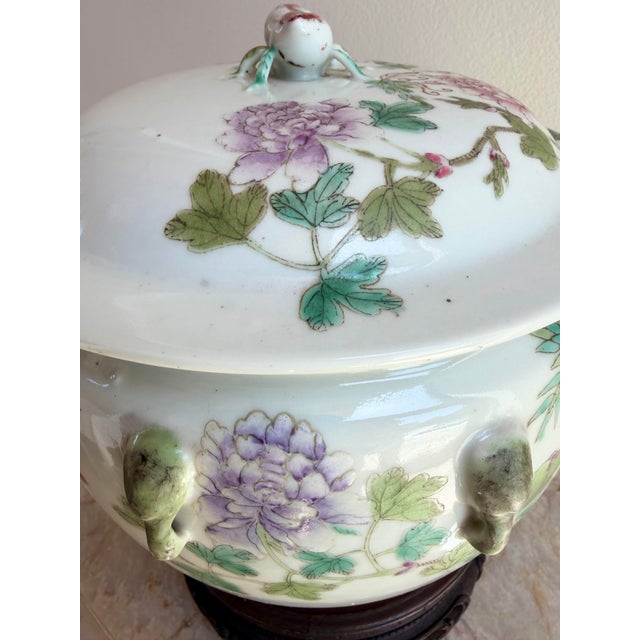 Chinese Antique Chinese Famille Rose Daoguang Qing Style Lidded Porcelain Jar 1920-30 For Sale - Image 3 of 10