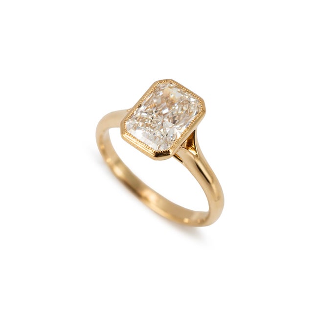 Gender: Ladies Metal Type: 18K Yellow Gold Ring Size: 7.5 Width: 2.50 mm Weight: 4.71 grams Ladies 18K yellow gold,...