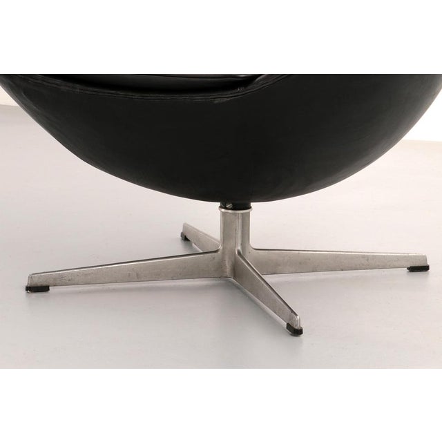 Egg Chair in Black Leather by Arne Jacobsen, 1960s For Sale - Image 11 of 14