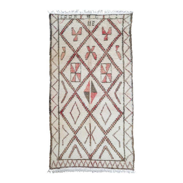 Early 2000's Natural White Brown & Rose Vintage Marmoucha Moroccan Rug - 9'2 X 4'9" For Sale