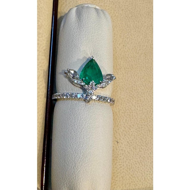 1.2 Ct Finest Zambian Pear Emerald & 1 Ct Diamond Ring in 18 Kt Gold Size 6.5 For Sale - Image 4 of 18