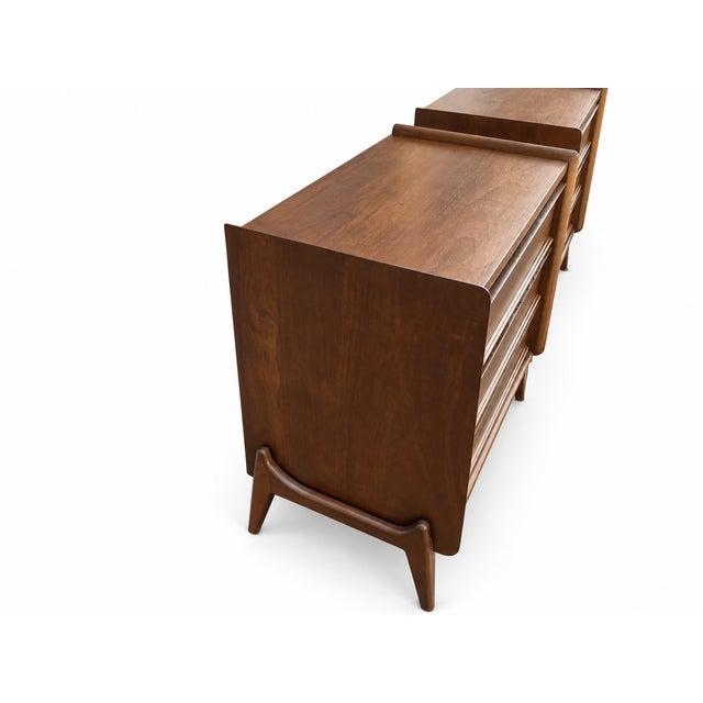 Mid Century Modern Walnut Nightstands. - Pair For Sale - Image 4 of 10