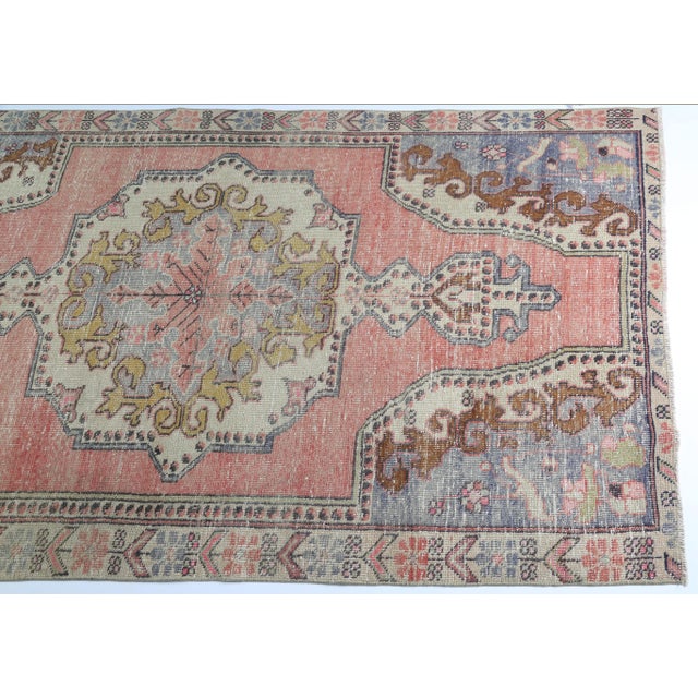 Mid 20th Century Mid 20th Century Hand-Knotted Oushak Rug From Turkey in Muted Rose & Blue - 4' 2'' X 6' 11'' For Sale - Image 5 of 11